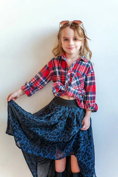 Sladký Happy Roztomilý Móda Mladé Děvčátko Oblečený Jako Bokovky Hippie — Stock fotografie