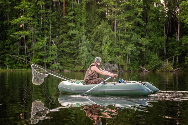 Pescatore Sta Pescando Una Barca Fila Bellissimo Lago — Foto Stock