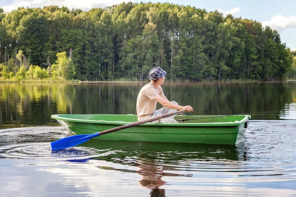 Рыбак Рыбачит Деревянной Лодке Красивом Озере — стоковое фото