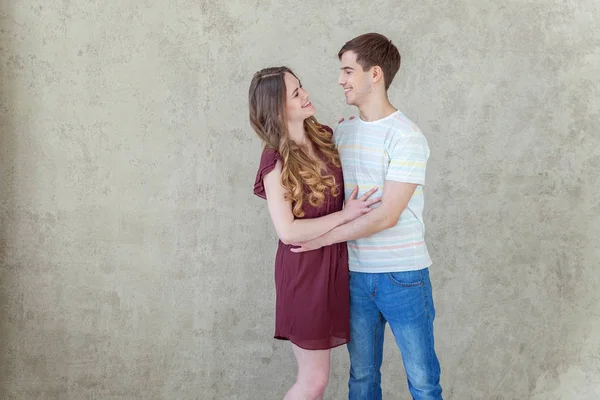 Jovem Casal Apaixonado Casal Apoiando Uns Aos Outros Contando Com — Fotografia de Stock