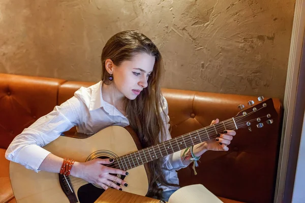 Jovem Sorrindo Hipster Mulher Sentada Tocando Guitarra Café Menina Aprendendo — Fotografia de Stock