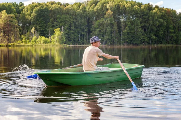 Pescador Está Pescando Barco Madera Hermoso Lago — Foto de Stock