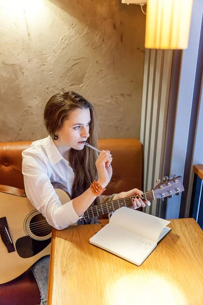 Jovem Sorrindo Hipster Mulher Sentada Tocando Guitarra Escrever Uma Música — Fotografia de Stock