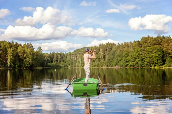 Pescador Está Pescando Barco Madera Hermoso Lago — Foto de Stock