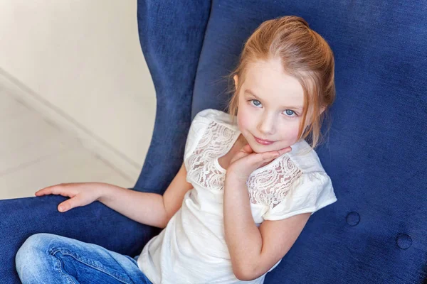 Menina Doce Jeans Camiseta Branca Casa Sentada Cadeira Azul Aconchegante — Fotografia de Stock