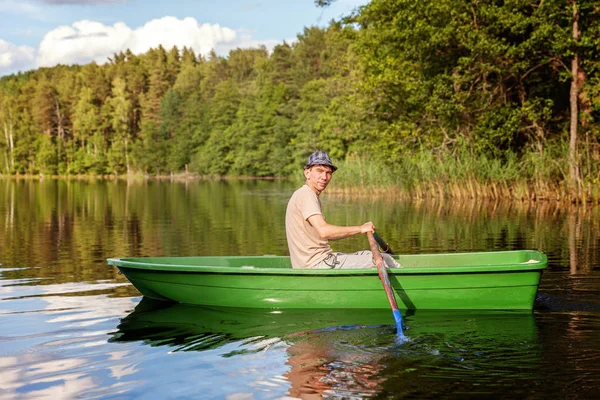 Pescador Está Pescando Barco Madera Hermoso Lago — Foto de Stock