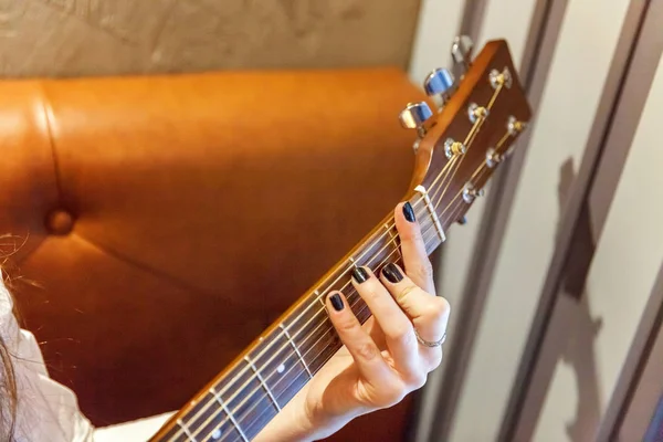 Жіночі Руки Грають Акустичній Гітарі Крупним Планом — стокове фото