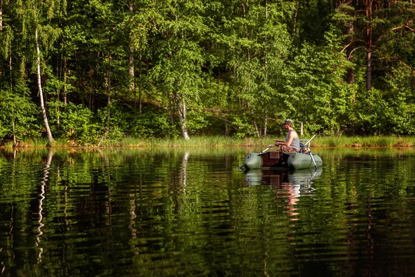 Ein Fischer Fischt Einem Boot Auf Einem Schönen See — Stockfoto