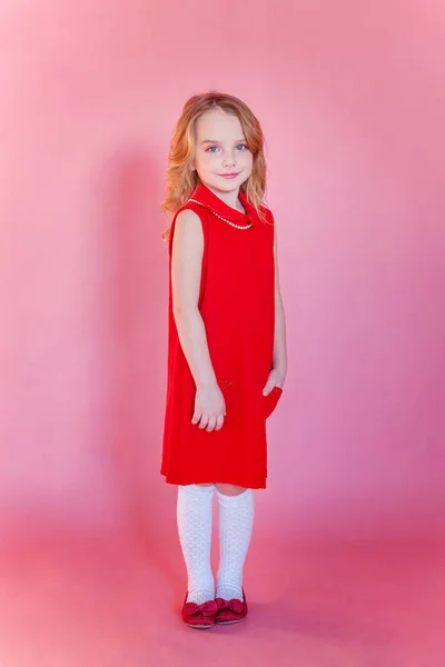 かわいい甘い笑顔女の子ピンク カラフルなパステル調おしゃれなモダンなファッション ピンまで背景に赤いドレスで — ストック写真