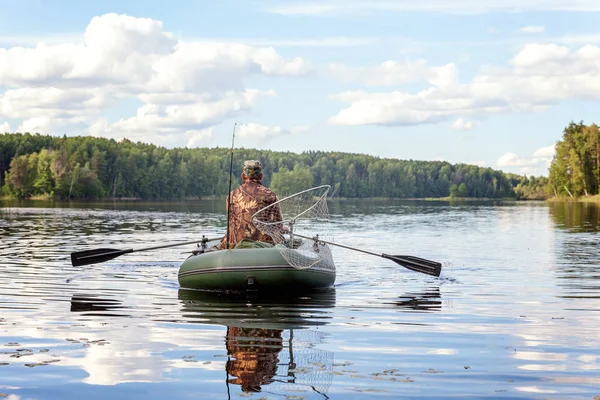 Pêcheur Pêche Dans Bateau Sur Beau Lac — Photo