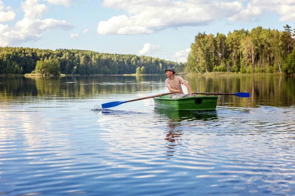 Pescador Está Pescando Barco Madera Hermoso Lago — Foto de Stock