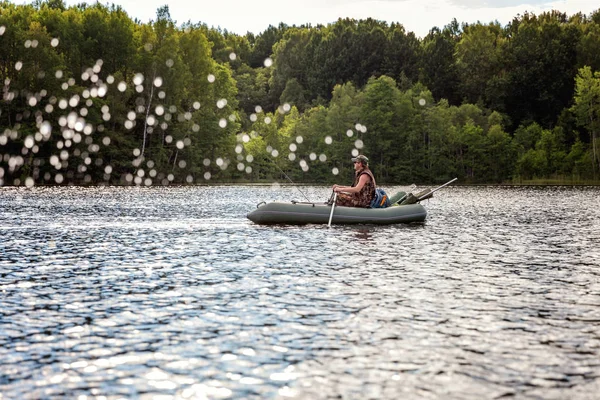 漁師は美しい湖でボートで魚釣り — ストック写真