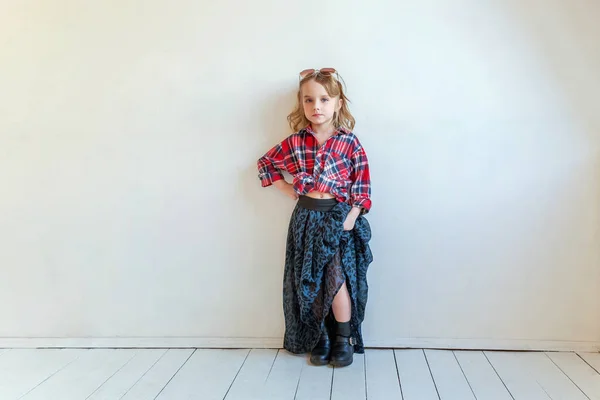 Söta Glada Bedårande Mode Ung Liten Flicka Klädd Som Hipster — Stockfoto