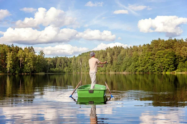 Pêcheur Pêche Dans Bateau Bois Sur Beau Lac — Photo