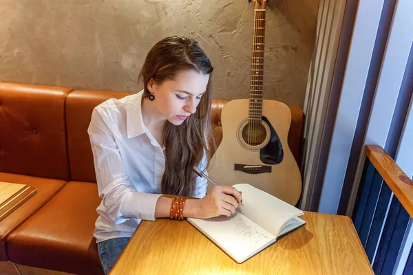 Lachende Hipster Jongedame Zitten Spelen Gitaar Schrijf Een Lied Café — Stockfoto