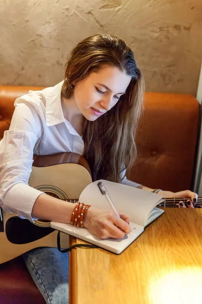 Joven Mujer Hipster Sonriente Sentada Tocando Guitarra Escribiendo Una Canción —  Fotos de Stock