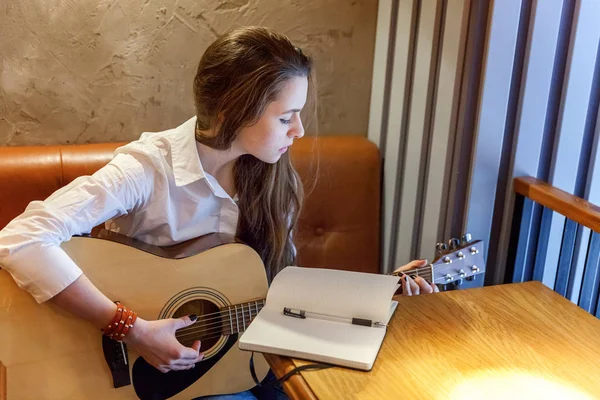 Młoda Uśmiechający Się Hipster Kobieta Siedzi Gra Gitara Pisać Piosenki — Zdjęcie stockowe