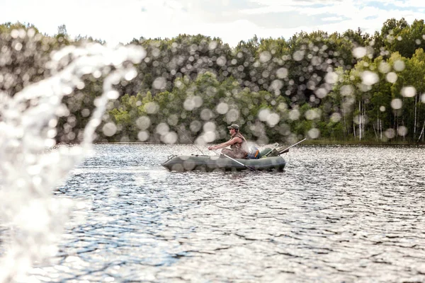 Ein Fischer Fischt Einem Boot Auf Einem Schönen See — Stockfoto