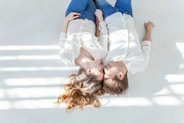 Pareja Enamorada Pasando Buen Rato Juntos Joven Mujer Feliz Abrazando — Foto de Stock