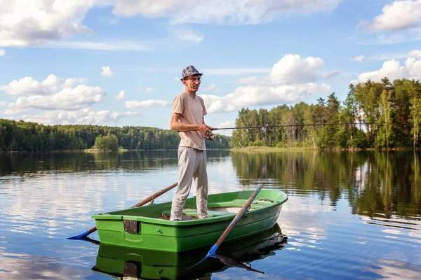 Рыбак Рыбачит Деревянной Лодке Красивом Озере — стоковое фото