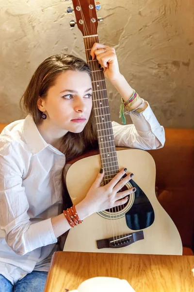 Jovem Sorrindo Hipster Mulher Sentada Tocando Guitarra Café Menina Aprendendo — Fotografia de Stock