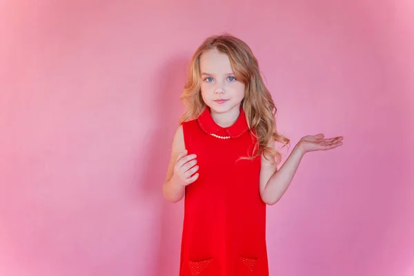 Pequeña Linda Chica Sonriente Dulce Vestido Rojo Pie Sobre Rosa — Foto de Stock