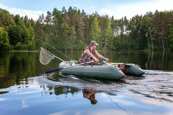 Pêcheur Pêche Dans Bateau Sur Beau Lac — Photo