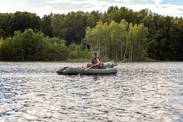 Ein Fischer Fischt Einem Boot Auf Einem Schönen See — Stockfoto