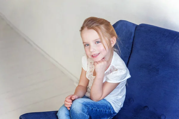 Menina Doce Jeans Camiseta Branca Casa Sentada Cadeira Azul Aconchegante — Fotografia de Stock
