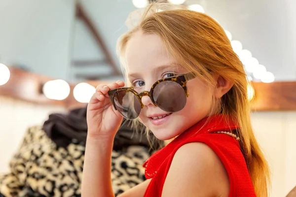 Девушка Ребенок Модель Красивом Платье Солнцезащитные Очки Сидящие Зеркала Лампами — стоковое фото