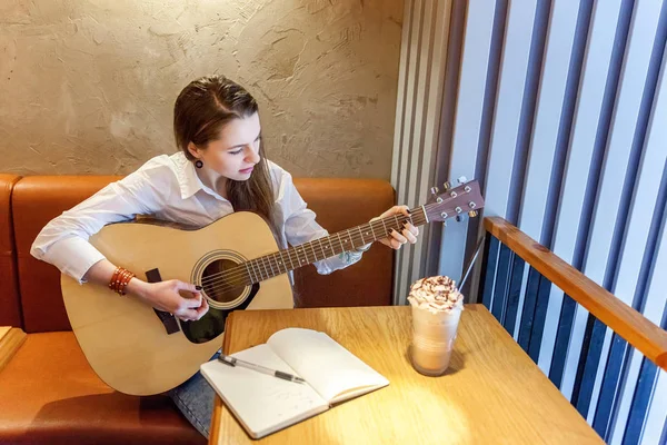 Jovem Sorrindo Hipster Mulher Sentada Tocando Guitarra Escrever Uma Música — Fotografia de Stock