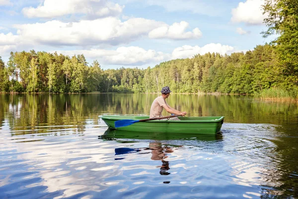 漁師は美しい湖で木製ボートで魚釣り — ストック写真