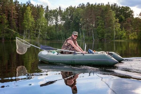 Pêcheur Pêche Dans Bateau Sur Beau Lac — Photo