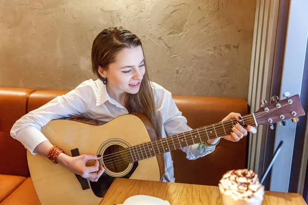 Jovem Sorrindo Hipster Mulher Sentada Tocando Guitarra Café Menina Aprendendo — Fotografia de Stock