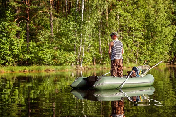 Pescador Está Pescando Barco Hermoso Lago — Foto de Stock