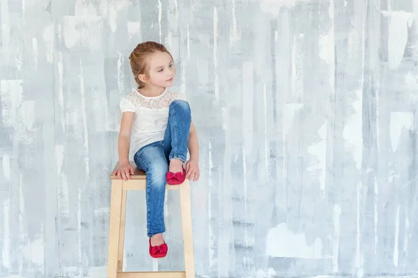 Doce Menina Feliz Branco Shirt Branco Sentado Cadeira Contra Fundo — Fotografia de Stock