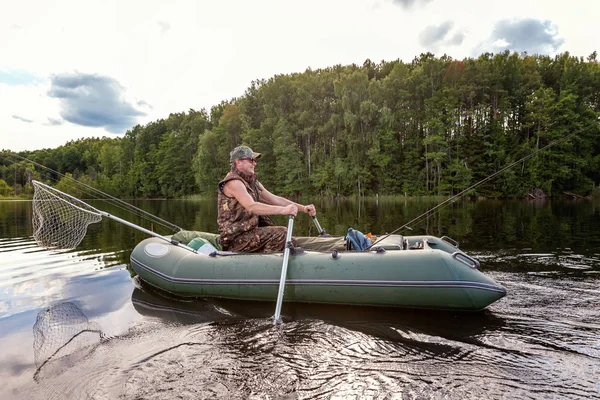 Pêcheur Pêche Dans Bateau Sur Beau Lac — Photo