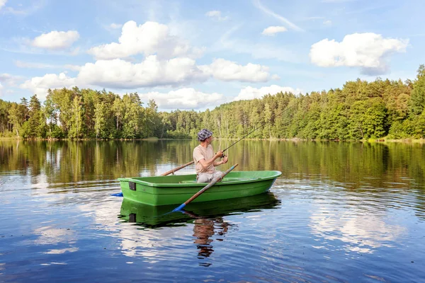 Pescatore Sta Pescando Una Barca Legno Bellissimo Lago — Foto Stock