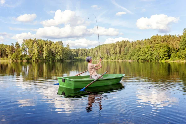 Pêcheur Pêche Dans Bateau Bois Sur Beau Lac — Photo