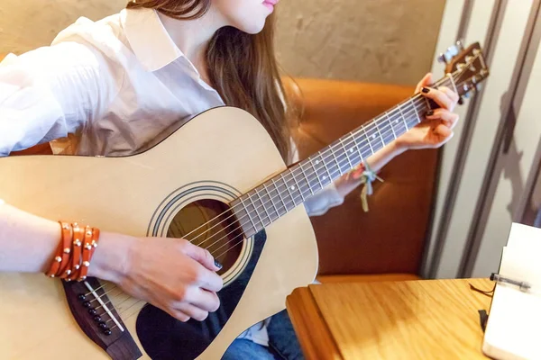 Akustik Gitar Çalmaya Kadının Elleri Yakın Çekim — Stok fotoğraf