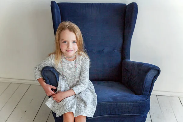 Menina Doce Vestido Cinza Casa Sentado Cadeira Azul Aconchegante Moderno — Fotografia de Stock