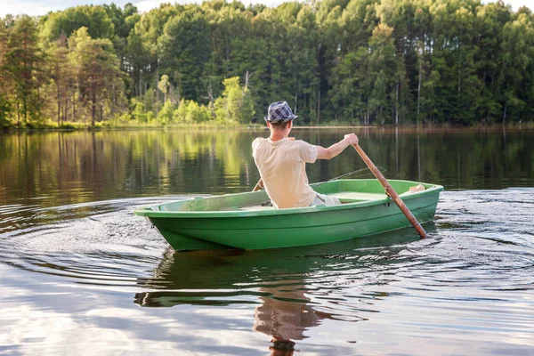 Pescador Está Pescando Barco Madera Hermoso Lago — Foto de Stock