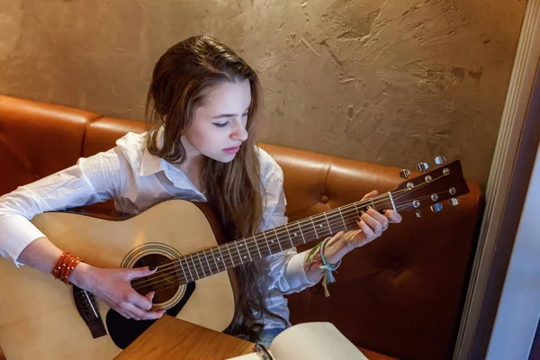 Jovem Sorrindo Hipster Mulher Sentada Tocando Guitarra Café Menina Aprendendo — Fotografia de Stock