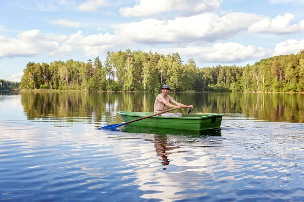Ein Fischer Fischt Einem Holzboot Auf Einem Schönen See — Stockfoto