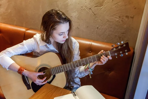 Jovem Sorrindo Hipster Mulher Sentada Tocando Guitarra Café Menina Aprendendo — Fotografia de Stock