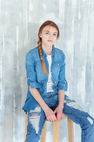 Ung Glad Söt Tonårsflicka Jeans Denim Jacka Och Vit Shirt — Stockfoto