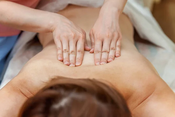 Close Tiro Mão Terapeuta Fazendo Massagem Tratamento Spa — Fotografia de Stock