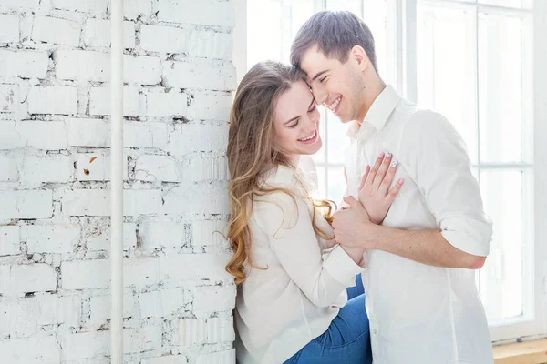 Pareja Joven Enamorada Pareja Apoyándose Unos Otros Confiando Que Diviertan — Foto de Stock