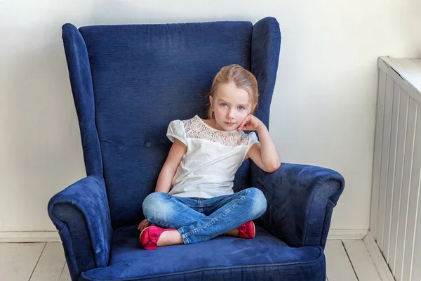 Menina Doce Jeans Camiseta Branca Casa Sentada Cadeira Azul Aconchegante — Fotografia de Stock
