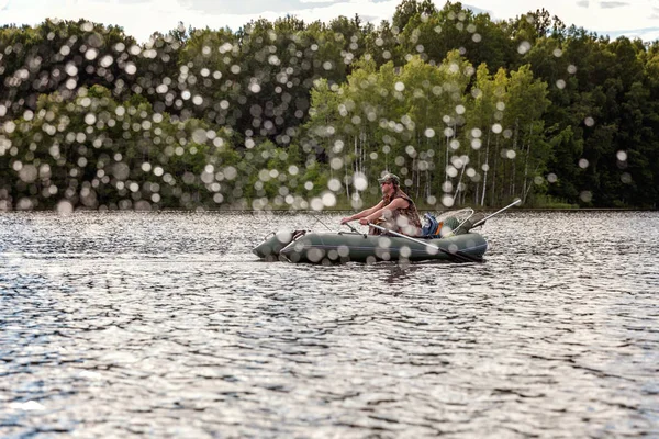 Pescador Está Pescando Barco Hermoso Lago — Foto de Stock